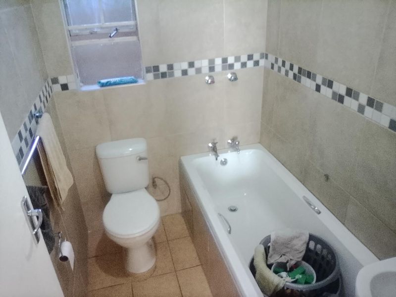 REFURBISHED GROUND FLOOR UNIT - Photo 8