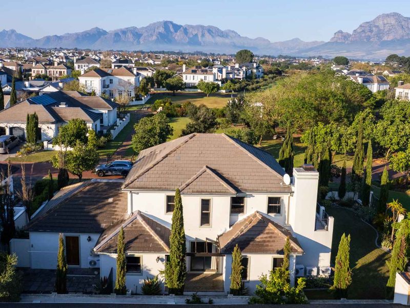 Elegant Three-Bedroom Home in a Cul-de-Sac Opposite a Park on Val de Vie Estate - Photo 3