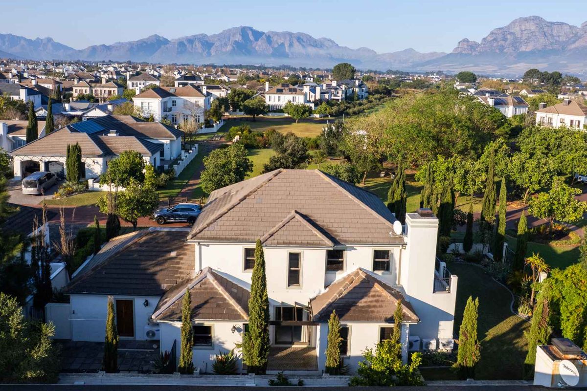Elegant Three-Bedroom Home in a Cul-de-Sac Opposite a Park on Val de Vie Estate - Photo 3