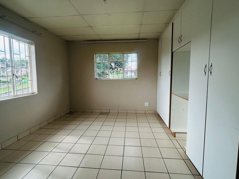 Spacious 1 Bedroom Garden Cottage on Large Shared Property - Photo 10