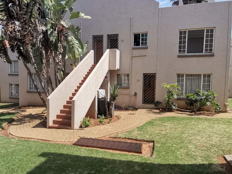 THE SHADES - Photo 2