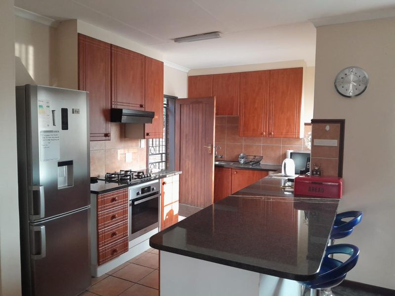 Neat as a Pin,  2-Bedroom Home with Private Garden & Double Garage! - Photo 10