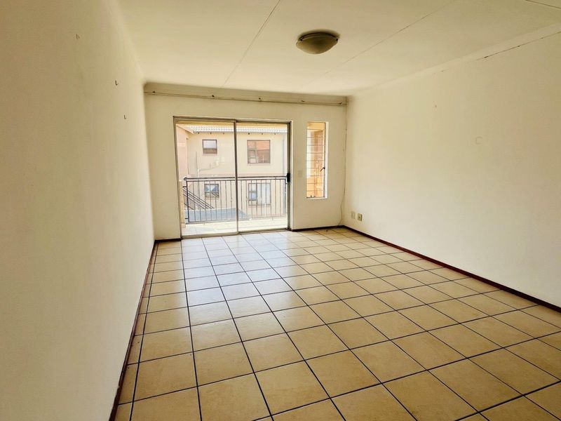 Lock up and go apartment in estate! - Photo 5