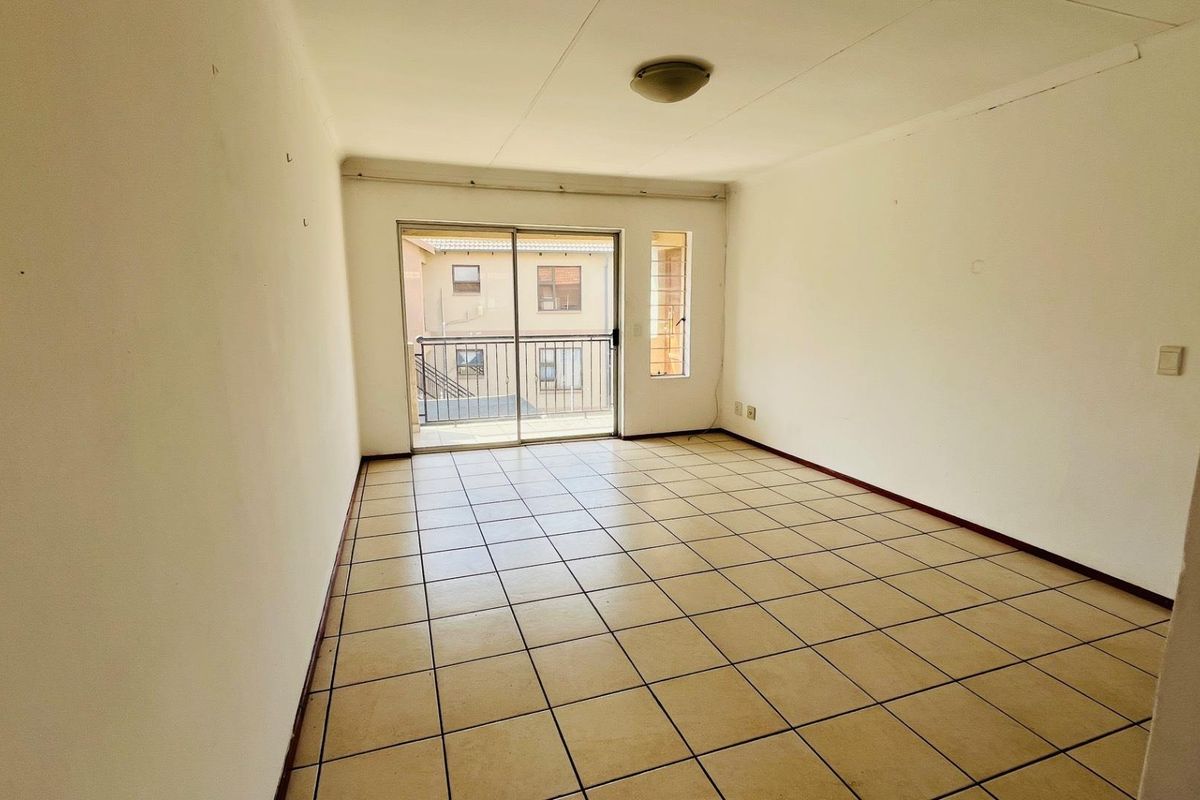 Lock up and go apartment in estate! - Photo 5