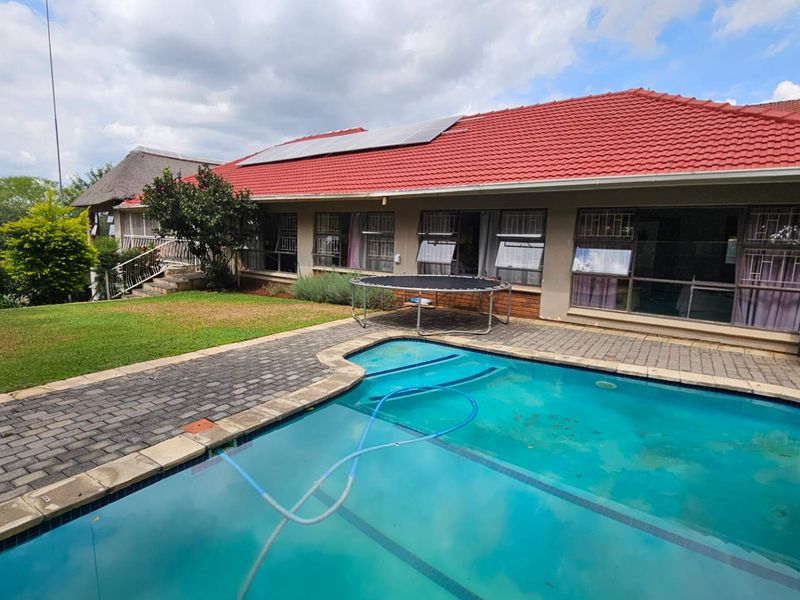 Spacious 5 Bedroom Family Home in Schoemansville Hartbeespoort - Photo 3