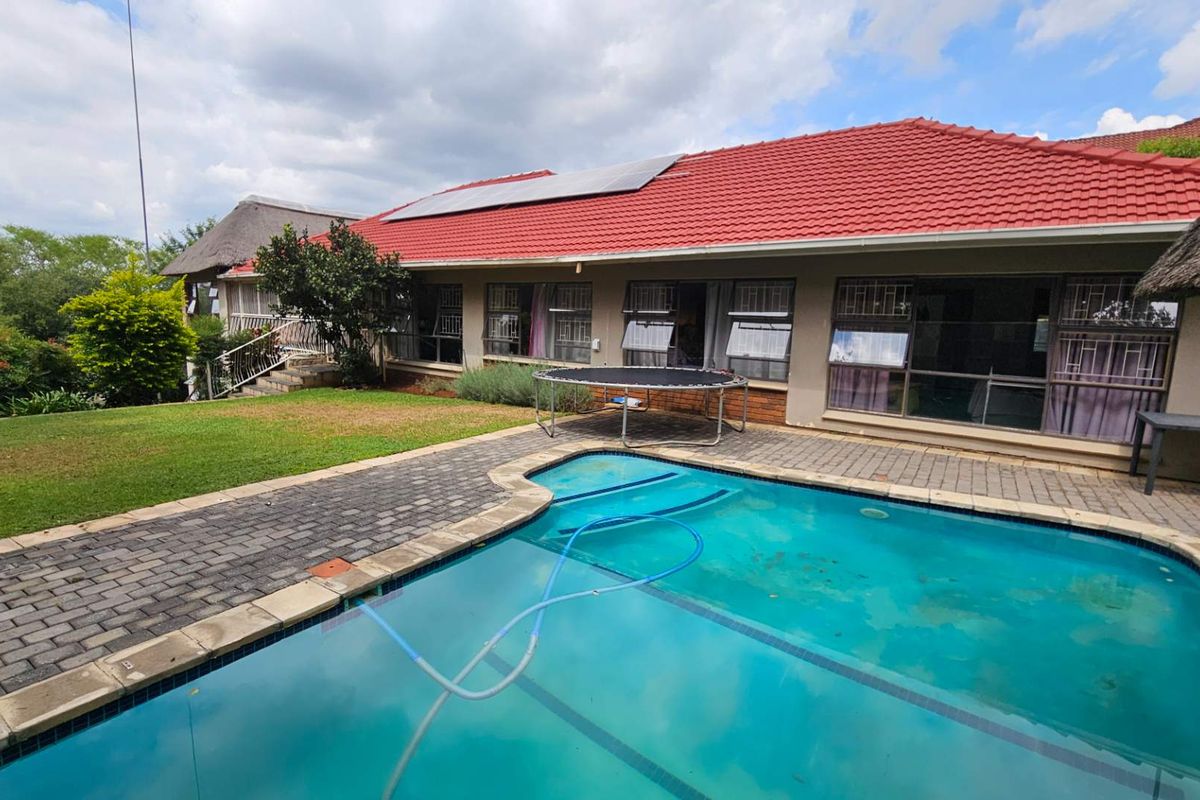 Spacious 5 Bedroom Family Home in Schoemansville Hartbeespoort - Photo 3