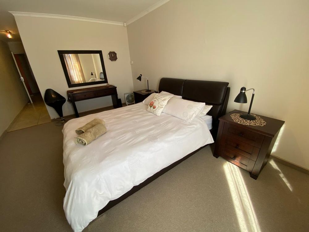 Main bedroom with a walk-in closet and en-suite bathroom