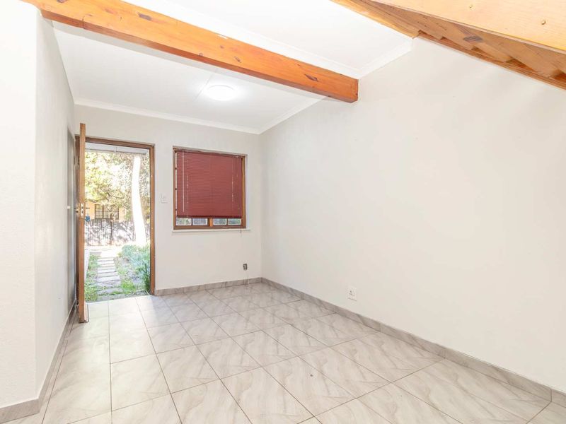 Spacious 2 Bedroom townhouse - Photo 4