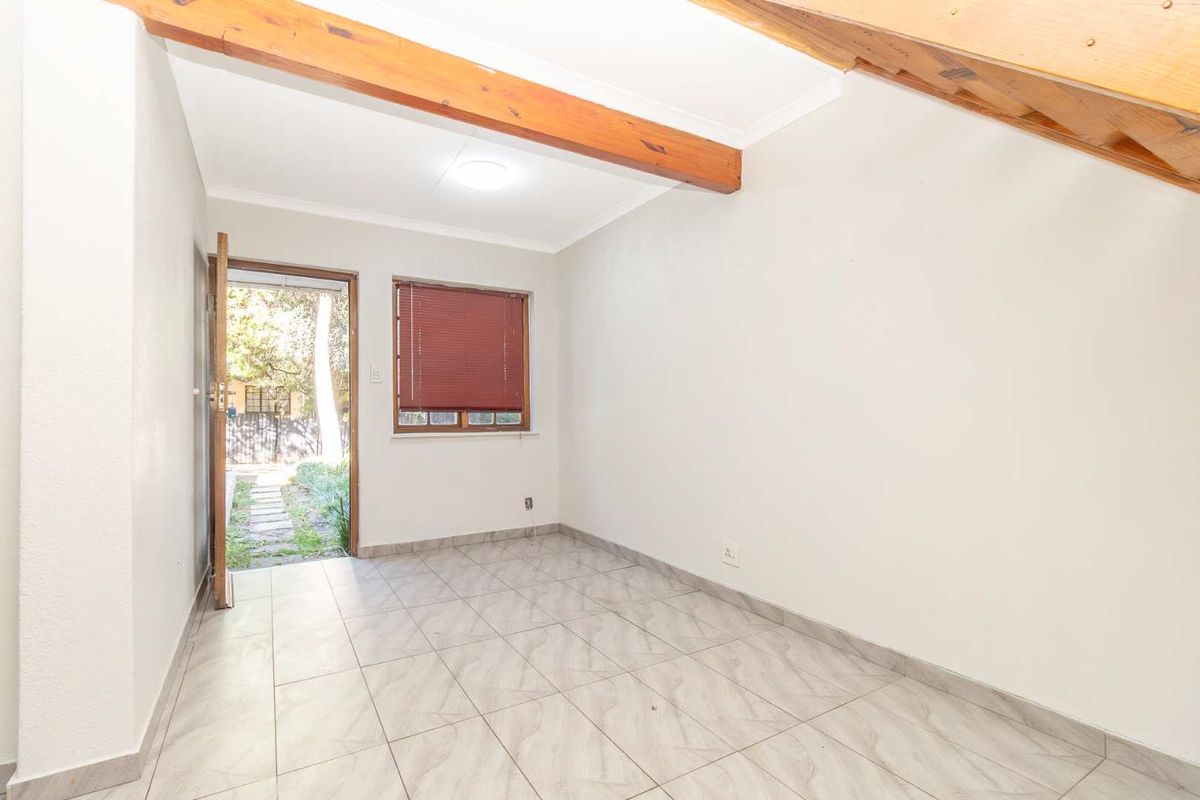 Spacious 2 Bedroom townhouse - Photo 4