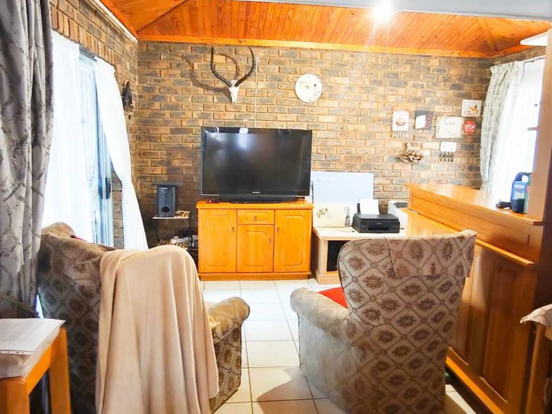 Spacious Three-Bedroom Gem - Photo 9