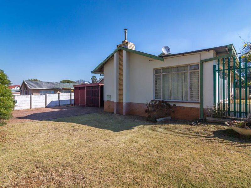 Seize the opportunity - light-filled Home with expansive backyard - Photo 3