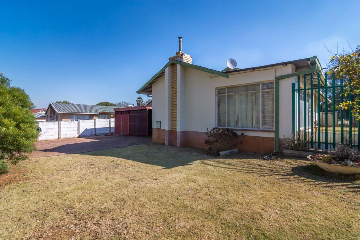 Seize the opportunity - light-filled Home with expansive backyard - Photo 3