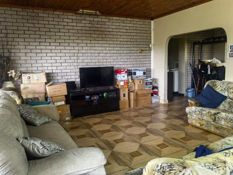 Spacious Escombe Home: 5 Beds, Big Yard, Ample Parking! - Photo 4