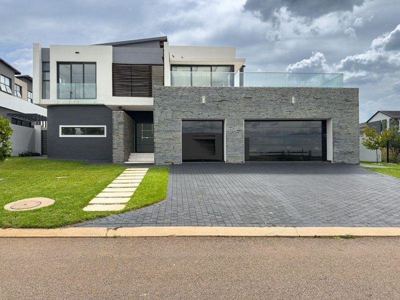 Expansive Living with Stunning Views in a Prime Estate Location - Photo 6