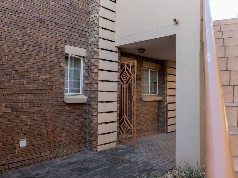 FOR SALE: 2-Bedroom Ground Floor Unit in Mooikloof Ridge - Photo 2