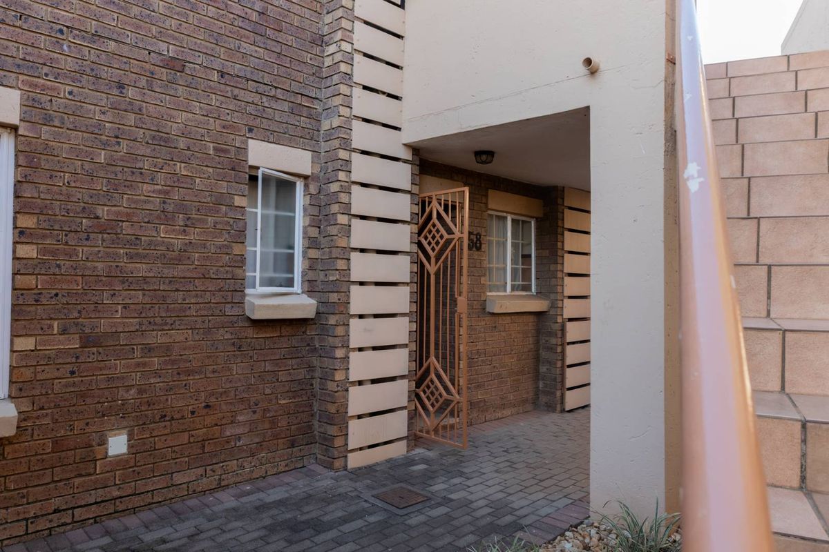 FOR SALE: 2-Bedroom Ground Floor Unit in Mooikloof Ridge - Photo 2