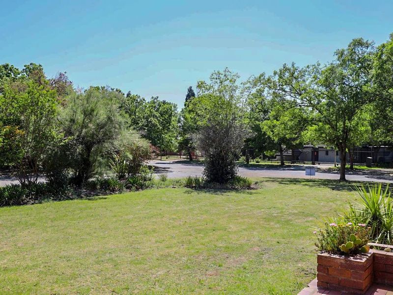 Spacious 4-Bedroom Family Home on a Large 2,250m2 Stand - Photo 4