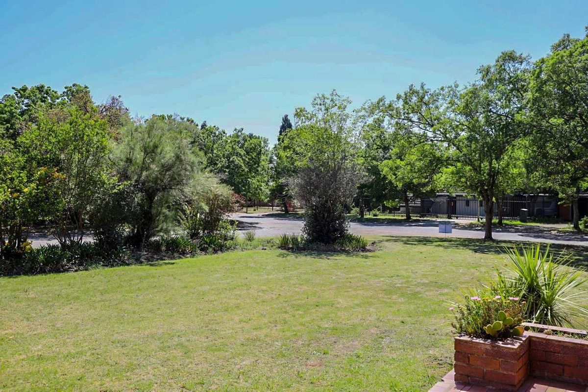 Spacious 4-Bedroom Family Home on a Large 2,250m2 Stand - Photo 4