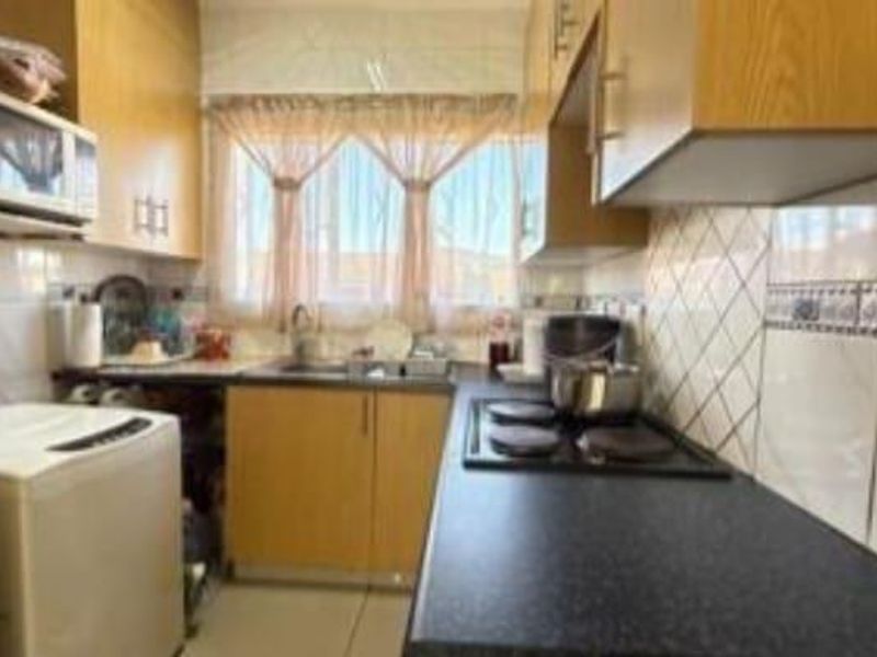 2 Bedroom Townhouse for Sale in MeredaleJohannesburg South - Photo 6