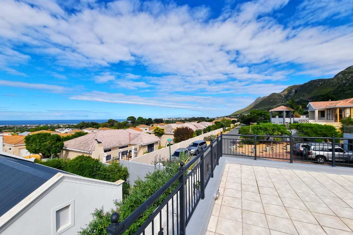 Luxury Family Living with Breathtaking Views - Photo 2