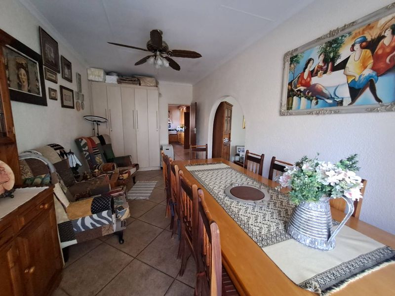 FOR SALE | SPACIOUS FAMILY HOME WITH SWIMMING POOL IN A BEAUTIFULLY ESTABLISHED GARDEN - Photo 9