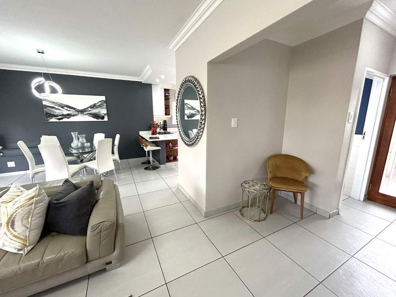 HENDRA - Gorgeous Pet Friendly Duplex 5 Minutes from the Beach - Photo 9