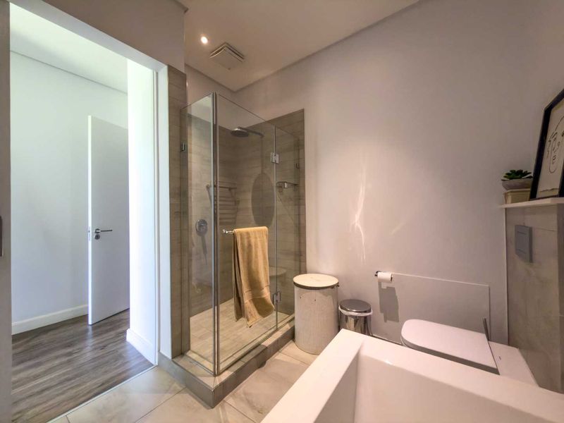 104 on Creek – Stylish 2-Bedroom Apartment in Steyn City - Photo 10