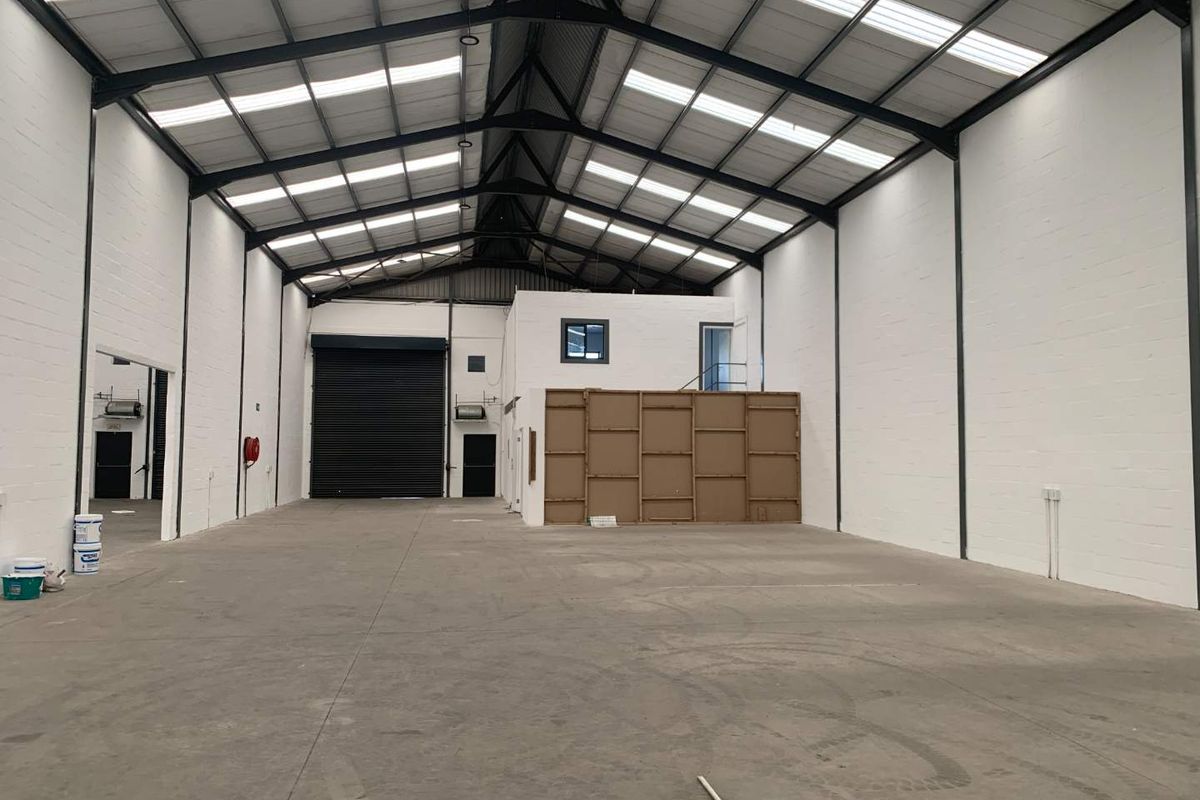 Prime Warehouse Space: Secure Location & Modern Amenities - Photo 5