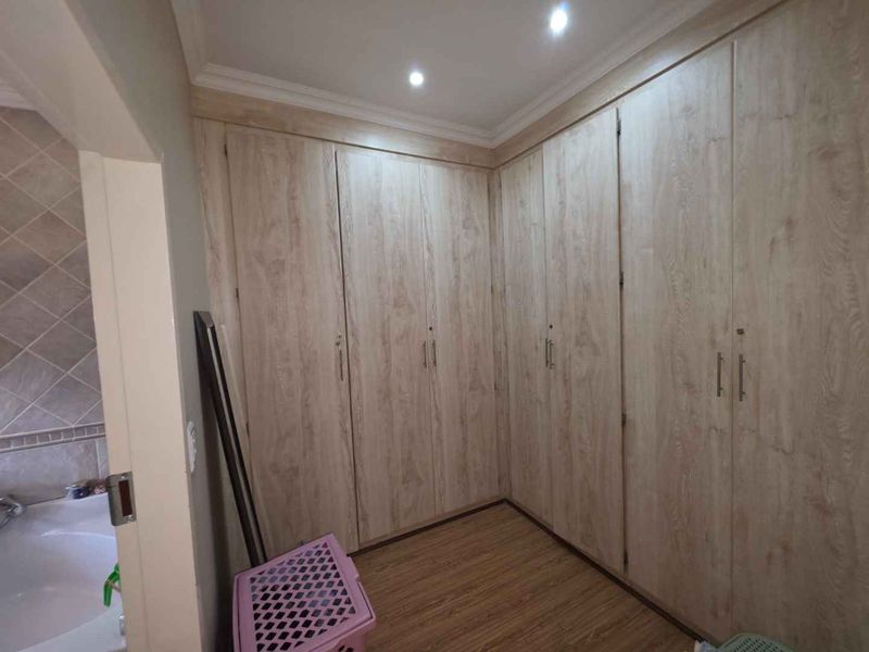 Magnificent, spacious, modern 4 Bedroom, Study, 3,5 Bathroom House to Rent in popular The Wilds Estate. Ideal for the Executive or an Embassy. - Photo 9