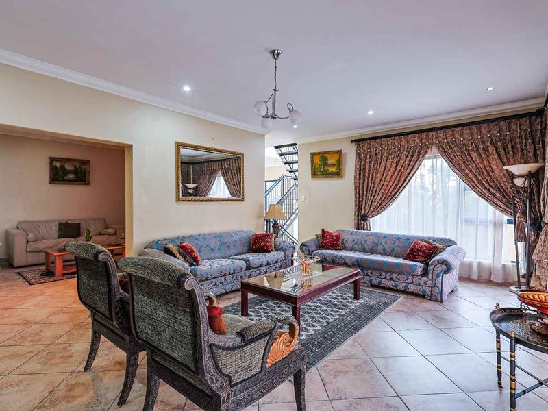 Elevated living in Waterkloof Ridge - Photo 8