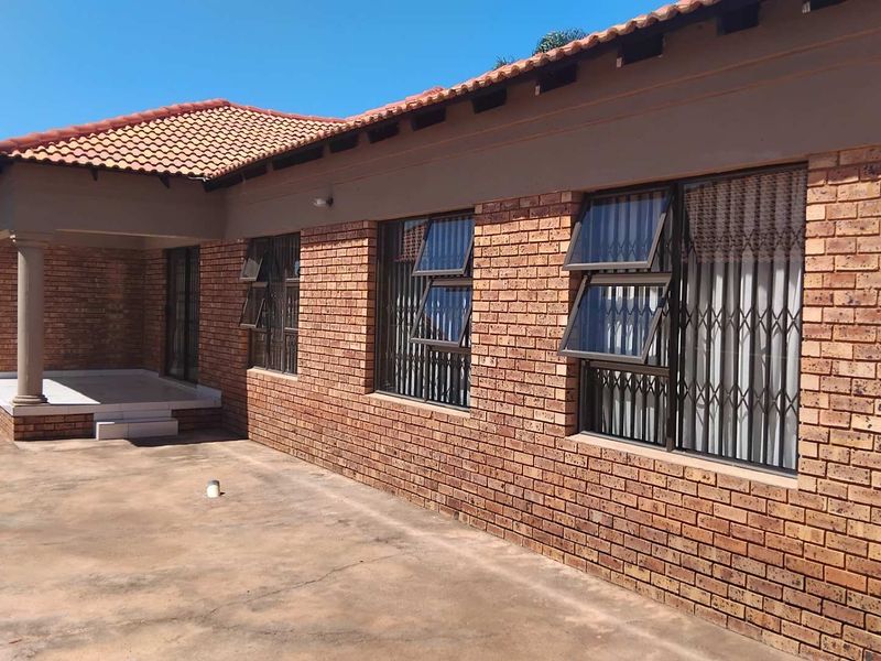 4 Bedroom House For Sale in The Orchards-Akasia - Photo 2