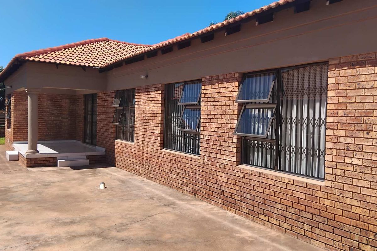 4 Bedroom House For Sale in The Orchards-Akasia - Photo 2