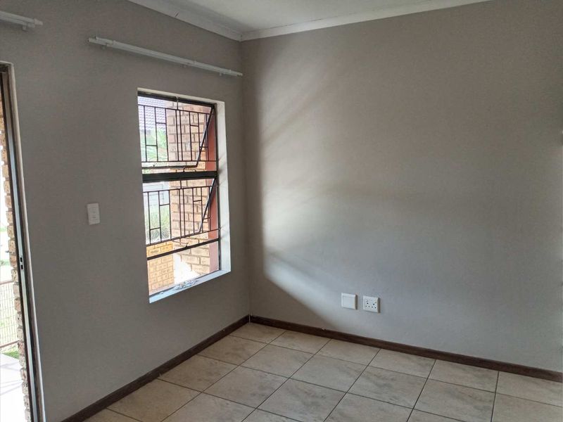 Two Bedroom Townhouse Riversdale Meyerton. - Photo 9
