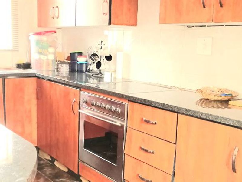 Spacious 3 Bedroom Apartment - Photo 4