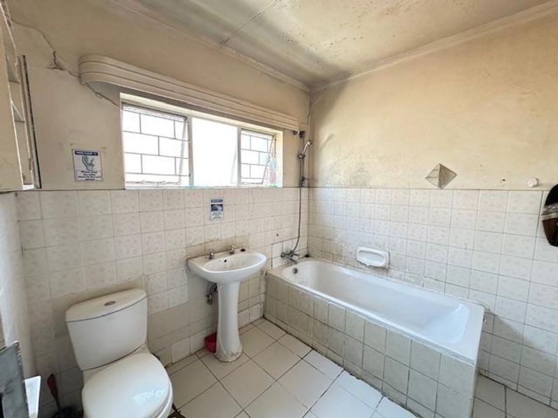 Spacious 5-Bedroom Duplex with Private Garden in Sunnyside! - Photo 9