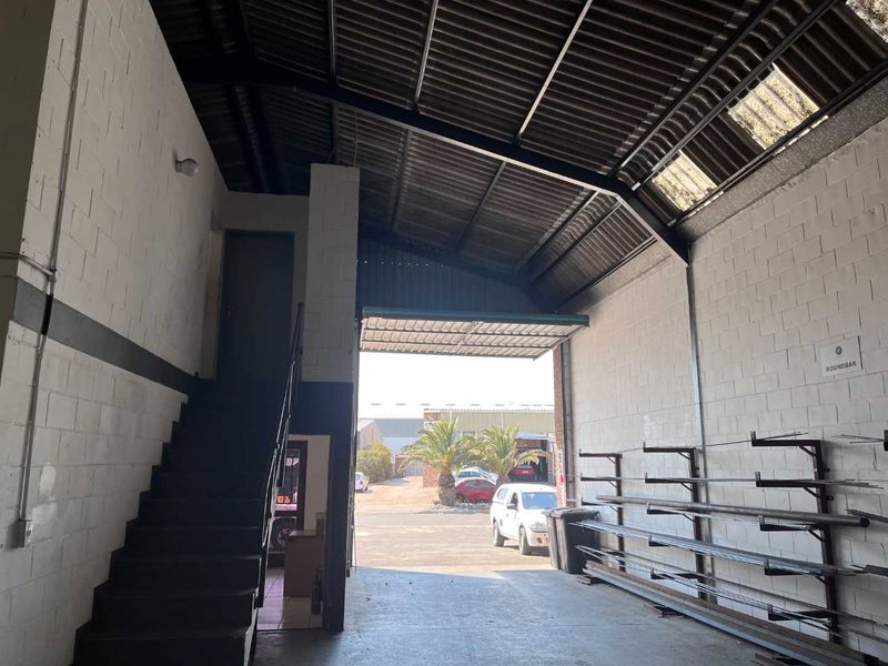 Prime Montague Gardens Warehouses: Spacious & Versatile - Photo 4