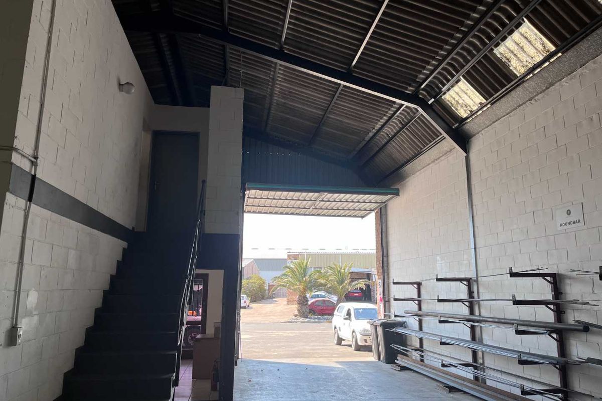 Prime Montague Gardens Warehouses: Spacious & Versatile - Photo 4