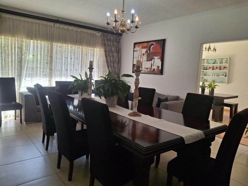 A BEAUTIFULLY MAINTAINED FOUR BEDROOM HOUSE - Photo 6