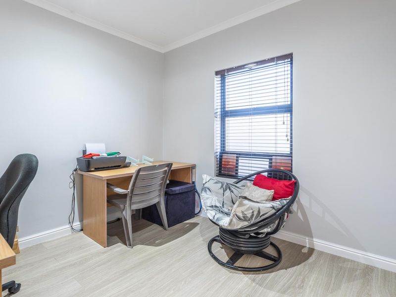 Stylish & Sunny 3-Bedroom Home with Pool – Parklands North - Photo 10