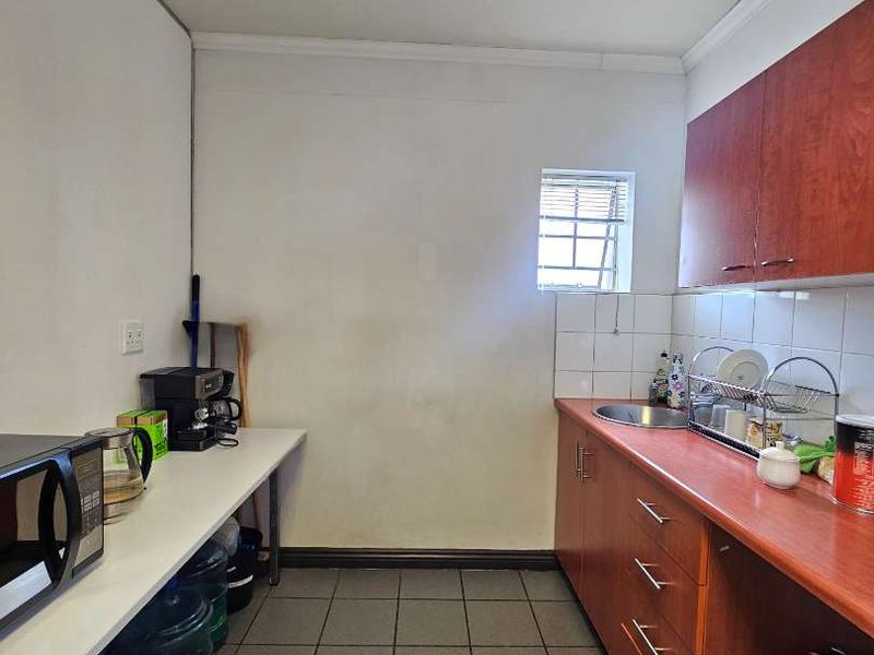 Modern 100m2 Office for Sale in Southern Industrial! - Photo 7