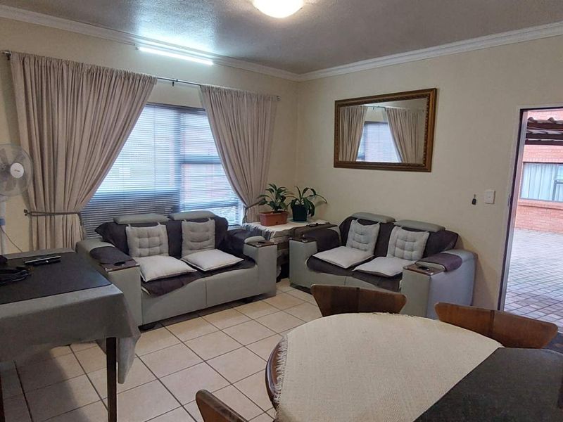 Ground Floor, 3 Bedroom, Pet Friendly Unit. - Photo 2