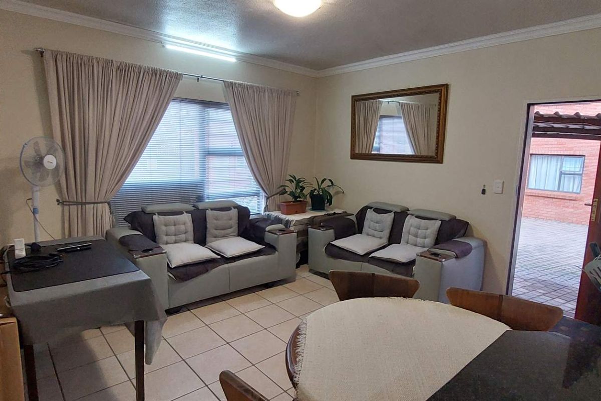 Ground Floor, 3 Bedroom, Pet Friendly Unit. - Photo 2
