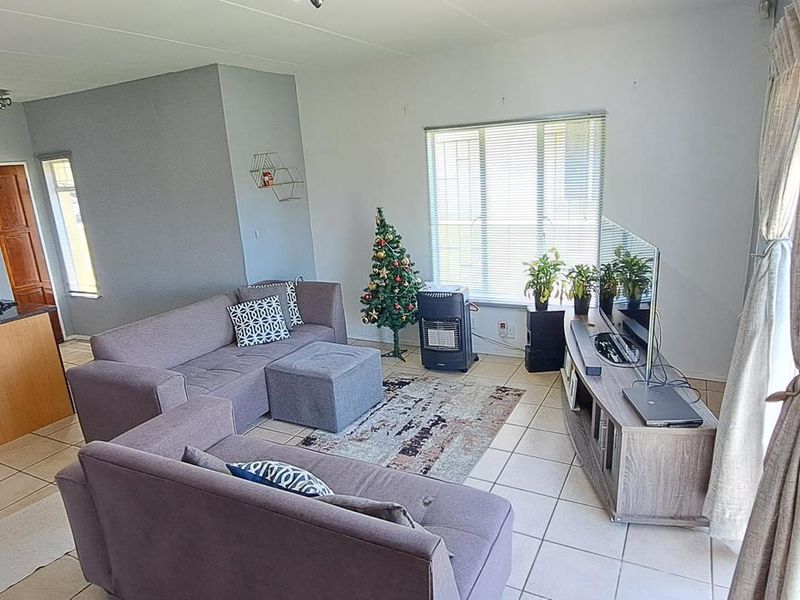 Charming 2-Bedroom Duplex in a Safe and Well-Maintained Complex - Photo 4