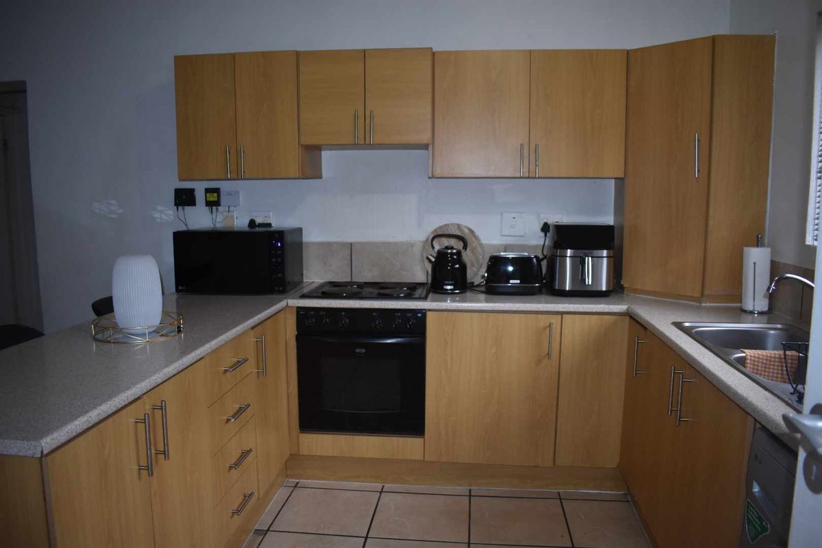 Well positioned apartment in sought after complex! - Photo 2