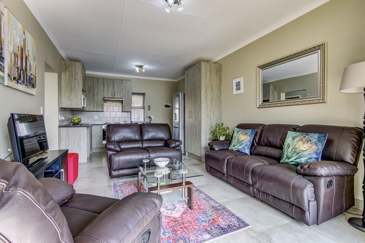 SUNNY, SECURE AND SPOTLESS UPSTAIRS UNIT - Photo 4