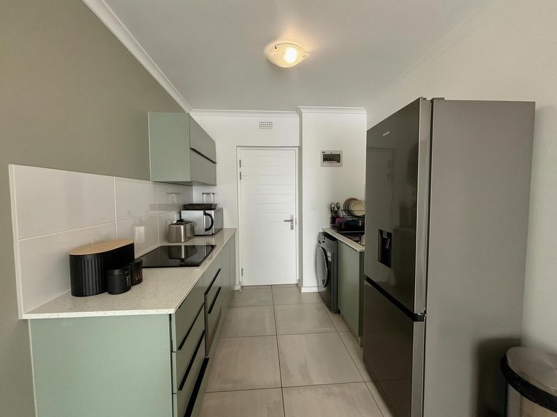 Investment Opportunity | Stylish 2-Bedroom Apartment in Rivergate – Tenanted & Income Generating - Photo 4