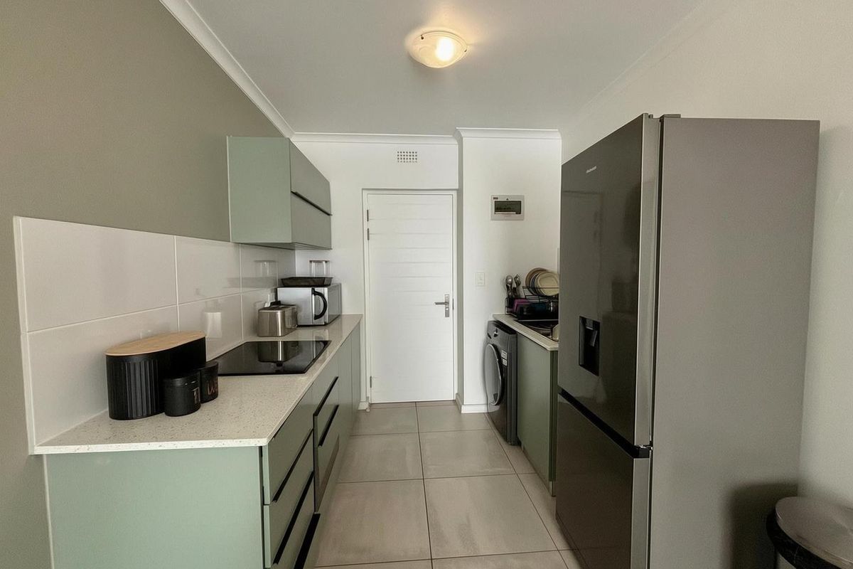 Investment Opportunity | Stylish 2-Bedroom Apartment in Rivergate – Tenanted & Income Generating - Photo 4
