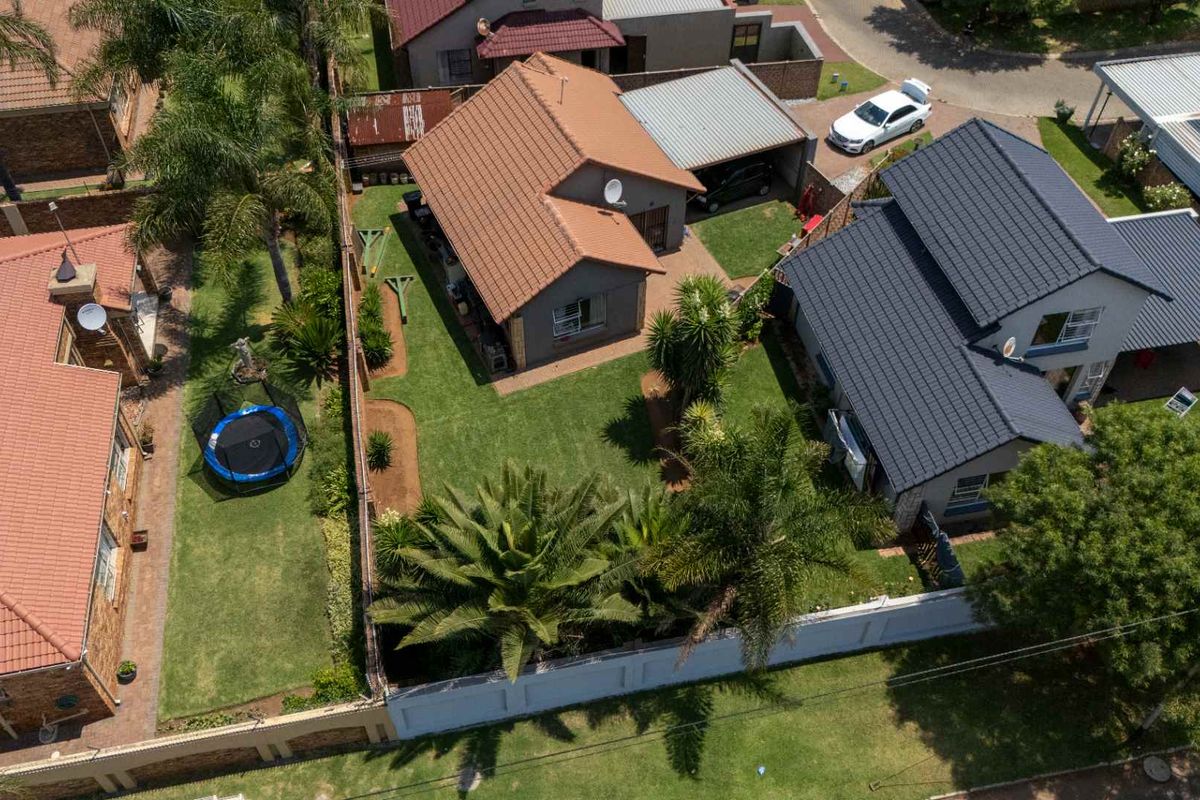 Neat house in a great area available for a steal ! - Photo 4