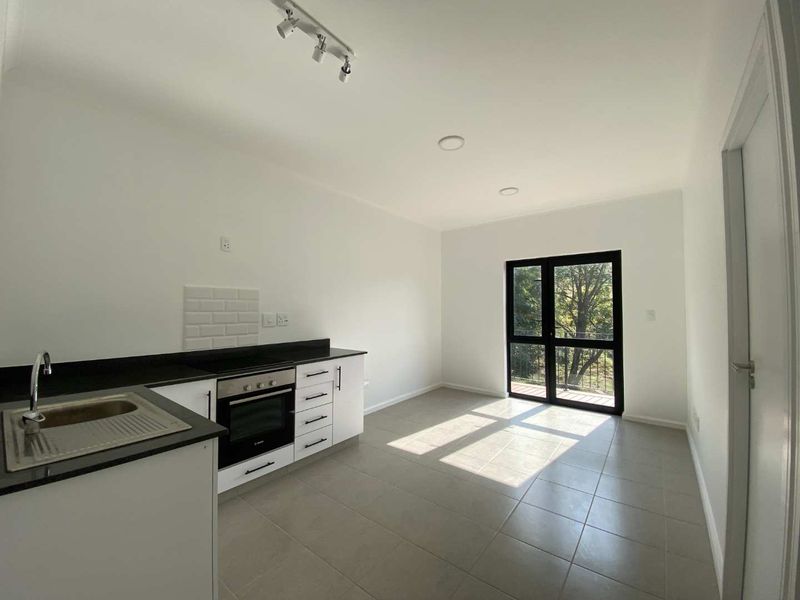 First-Floor 2-Bedroom Apartment with Balcony & Estate Amenities - Photo 5