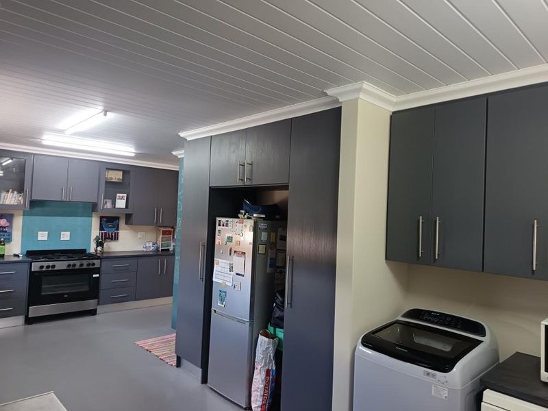 Spacious Family Home with Stunning Mountain Views in Hartenbos Heuwels - Photo 5